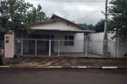 Casa a venda no centro em São Simão SP.